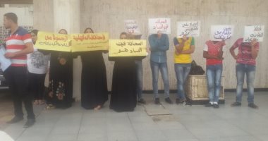 بالصور.. تجمهر عشرات المستأجرين أمام محافظة الدقهلية  إعتراضاً على هدم محلاتهم  