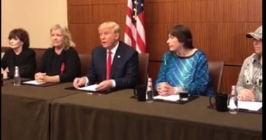 بالفيديو.. ترامب يظهر قبل المناظرة مع 3 نساء اتهمن بيل كلينتون باغتصابهن