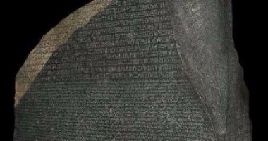 لماذا كتب حجر رشيد بالإغريقية والديموطيقية والهيروغليفية؟
