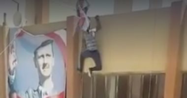 بالفيديو.. سقوط طفل سورى خلال تسلقه مبنى مدرسة لتثبيت العلم