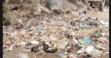 بالصور.. تلال القمامة تحاصر المدرسة الثانوية بقرية شبرا بابل فى المحلة