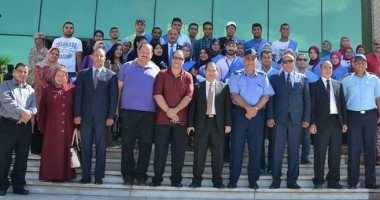 رئيس جامعة بورسعيد يزور القاعدة البحرية بصحبة الطلاب
