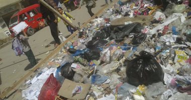 غرفة عمليات الإسكندرية تتلقى شكاوى من تراكم القمامة أمام مدرسة العامرية 