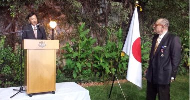 سفير اليابان بالقاهرة يسلم وسام "الشمس" لرئيس مستشفى "الأنجلو أمريكان"
