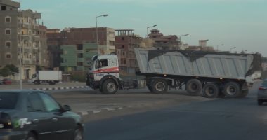 بالفيديو.. سائقو السيارات النقل يرفضون التطوير بطريق السويس