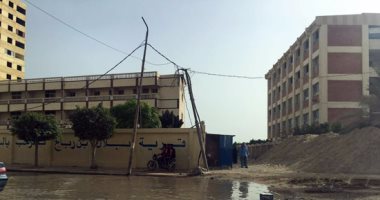 بالصور.. مياه الصرف الصحى تحاصر مجمع مدارس الناصرية بالإسكندرية