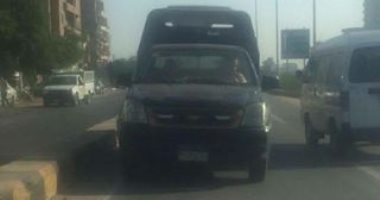 صفحة "إمسك مخالفة" تنشر صورا لسيارة شرطة تسير عكس الاتجاه فى بنها