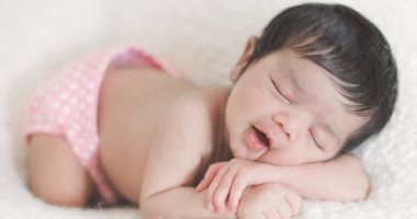 لو أم جديدة .. 4 نصائح مفيدة للعناية ببشرة طفلك فى الأيام الأولى
