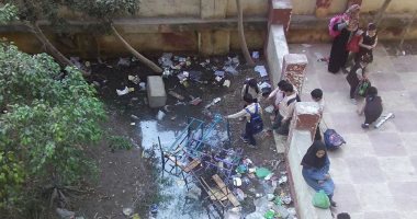 بالصور.. مياه الصرف الصحى تغمر فناء مدرسة بدار السلام منذ بداية الدراسة