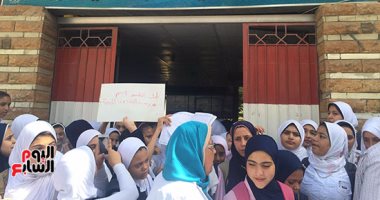 بالفيديو والصور.. طالبات ومعلمو مدرسة التعاون بدمنهور يحتجون على تغيير اسمها