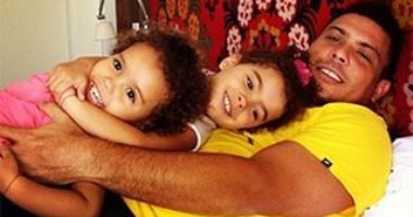 البرازيلى رونالدو ينشر صورته مع ابنتيه.. معلقا: "بناتى للأبد"