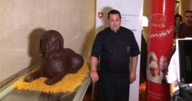 بالصور.. سفارة سويسرا بالقاهرة تطلق مهرجان الشيكولاتة بتمثال لأبى الهول