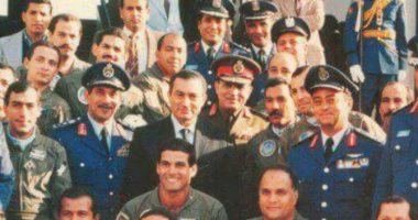 "آسف ياريس" تنشر صورة لـ"مبارك" وسط نسور القوات الجوية