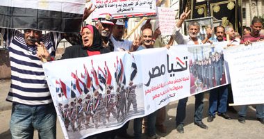 أهالى الإسكندرية يرفعون شعار "مصر لن تركع" بميدان القائد إبراهيم