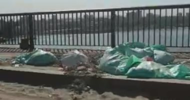 بالفيديو.. قارئ يرصد أكوام التراب والقمامة أعلى كوبرى الساحل