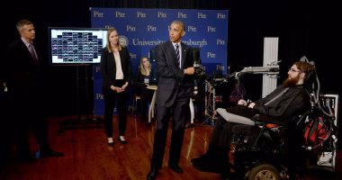 أوباما يلتقى مع أول شخص فى العالم تمكن من الشعور بالأطراف الروبوتية