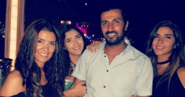 محمد سامى ينشر صورة بصحبة زوجته وشقيقاته على "إنستجرام"