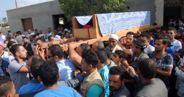 المئات من أهالى قرية أعطو بالمنيا يشيعون جثمان شهيد سيناء