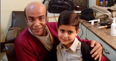 سليمان عيد ينشر صورة له مع ابن أحمد السقا معلقا: "ابن صاحبى الجدع"