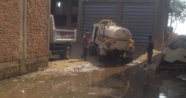شفط مياه الصرف الصحى بعد عطل محطة رافع ميت أبو غالب بدمياط