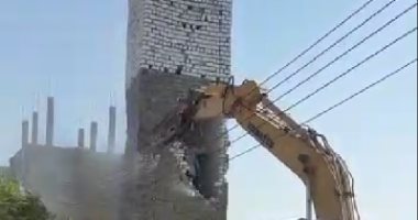 إزالة أساسات برج بدون ترخيص بمدينة مغاغة بالمنيا