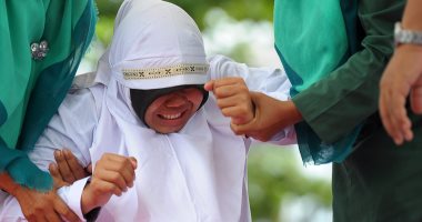 بالصور..سلطات إندونيسيا تعاقب فتاة بالعصا لإقامتها علاقة غير شرعية