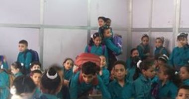 أولياء أمور مدرسة ابتدائية بالإسكندرية يستغيثون: الفصول مصنوعة من الصاج