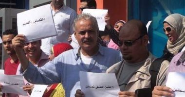 وقفة لصحفى المصرى اليوم أمام مقر الجريدة احتجاجا على إجراءات الإدارة
