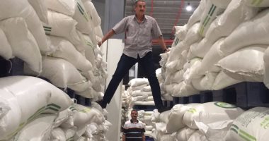 بالفيديو والصور.. "تموين الشرقية" يضبط 8960 طن من السكر  المحلى