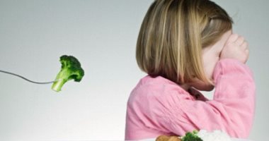 دراسة: إجبار الأطفال على تناول وجباتهم يصيبهم بالسمنة