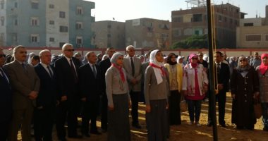 محافظ القليوبية يفتتح مدرستين بمدينة العبور ويحضر طابور الصباح مع الطلاب