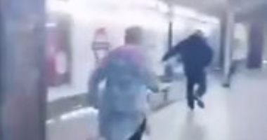 بالفيديو.. سيدة بريطانية تلاحق رجل فى مترو الأنفاق للكمه شاباً مسلماً