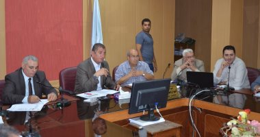 محافظ كفر الشيخ يناقش خطة تنفيذ مشروعات بالمحافظة