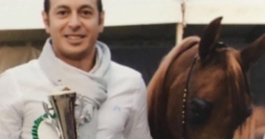 أول صورة لمصطفى شعبان مع كأس بطولة رباب للخيول