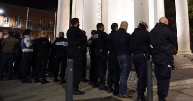 الحكومة الفرنسية تحاول احتواء غضب رجال الشرطة وتعديل قواعد الدفاع عن النفس