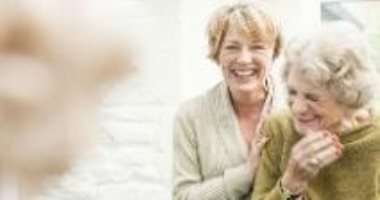 دراسة: المرأة تحتاج للضحك لتعيش عمرا أطول