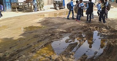 قرية عطوانى بأسوان تغرق فى "الصرف".. والأهالى: المياه حاصرت المدارس