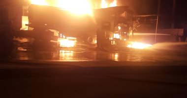 شاهد محاولات رجال الإطفاء للسيطرة على حريق محطة وقود دمياط