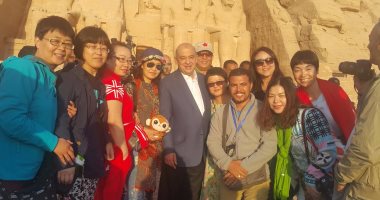 وزير السياحة يلتقط صور تذكارية مع سياح صينيين بمعبد أبوسمبل 