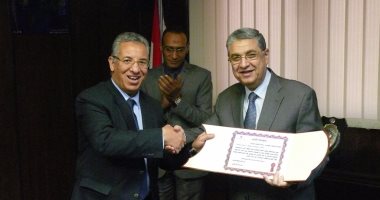 وزير الكهرباء يكرم المتحدث السابق محمد اليمانى لبلوغه سن المعاش 