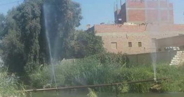 كسر بماسورة مياه بإحدى قرى الفيوم يصل لأسلاك الكهرباء يهدد حياة المواطنين