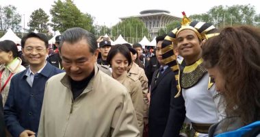 بالصور..وزير خارجية الصين يزور الجناح المصرى فى البازار الخيرى ببكين