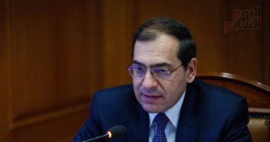وزير البترول والثروة المعدنية يغادر القاهرة متوجها إلى عمان 