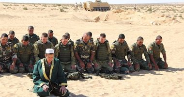 جندى روسى يؤم أفرادا من قوات المظلات المصرية بالصحراء قبل التدريبات