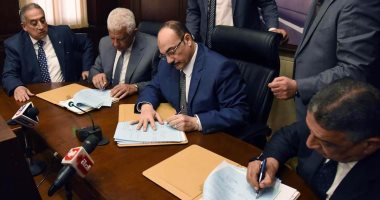 محافظ الإسكندرية يوقع بروتوكولا لإنهاء الخلاف مع مجموعة أليكس وست