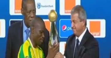 بالفيديو.. وزير الرياضة يسلم صن داونز "كأس" دورى أبطال أفريقيا