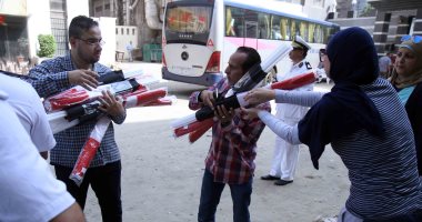 بالصور.. الزمالك يوزع أعلام مصر على الجماهير