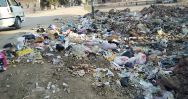 بالصور.. أكوام القمامة تغزو قرية خرسيت بمركز طنطا وتحيط بالمساكن والمدارس 