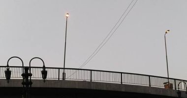 قارئ يرصد أعمدة إنارة مضاءة صباحا فى رمسيس بوسط البلد 