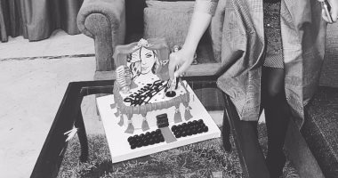 بالصور.. إليسا تحتفل مبكرا بعيد ميلادها: أول تورتة من أعز صديقة مصرية